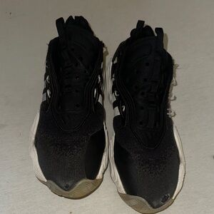 Mens Size 9.5 Black Adidas Sneakers. No Shoelaces.